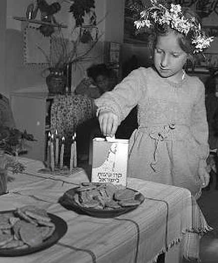 ילדה תורמת לקופסה הכחולה ביום הולדתה, 1954.
צילום: פריץ שלזינגר, ארכיון הצילומים של קקל