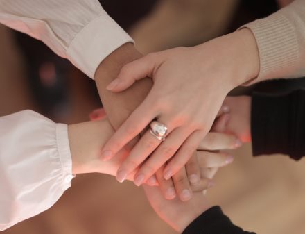 אנחנו משפיעים במעשינו זה על זה. צילום: pixabay