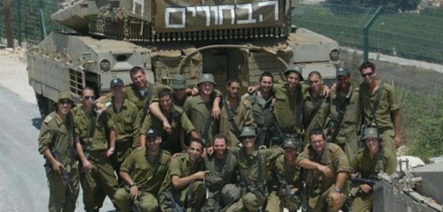 בידיהם האחריות לגורל אזרחי המדינה. חיילי צהל. צילום: חיים אזולאי, ארכיון הציומים של קקל