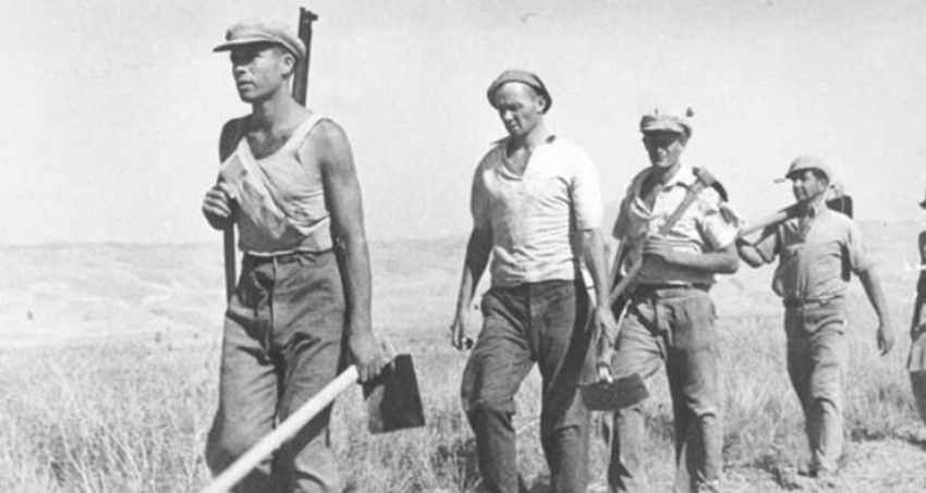 בונים את המדינה. פועלים בדרך לעבודה במעוז חיים, 1938. צילום: טים גידל, ארכיון הצילומים של קקל

