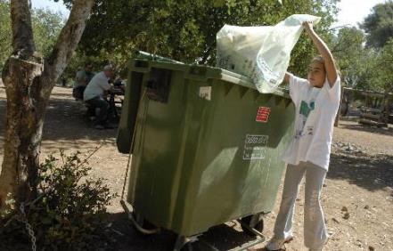 מה זרקת השבוע לפח? צילום: ארכיון הצילומים של קקל
