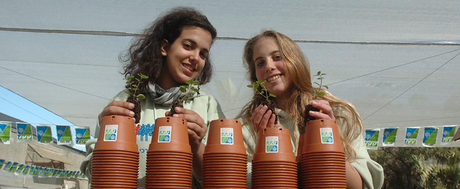 מדריכות במשתלת גילת. צילום: דוד גרינשפן, ארכיון הצילומים של קקל