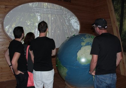 איפה נמצא היער? עמדת הגלובוס במרכז המבקרים. צילום: יואב דביר, ארכיון הצילומים של קקל