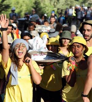 חולקים בנטל: תרגיל בגיבוש. צילום באדיבות אחריי!