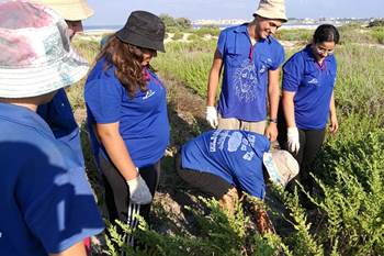 לקום לפני השמש לצאת לעבודה ולתת מעצמך. זו המשמעות של המפעל. צילום: בני המושבים