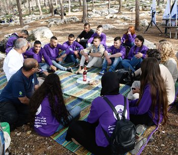 מתכנסים לסדר טו בשביל במעגל. צילום: אבי חיון. ארכיון הצילומים של קקל