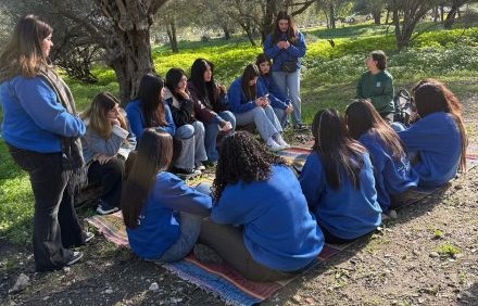 מתכנסים לפעילות ביער. צילום: מועצת תנועות הנוער