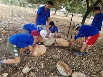 עובדים עבודה מאומצת ומזיזים אבנים. צילום: בני המושבים