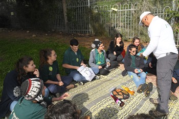 לומדים כיצד לערוך סדר טו בשבט כהלכתו. צילום: ישראל פרץ, ארכיון הצילומים של קקל