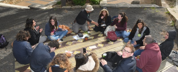 מתנסים בעריכת סדר טו בשבט. צילום: אדוה קימלפלד