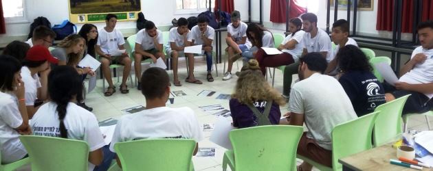 בני הנוער דנים בעניינים חשובים. צילום: אמיר שטרן