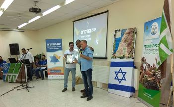 צועדים, מעריכים ומצדיעים גם ביתיר. צילום: קקל
