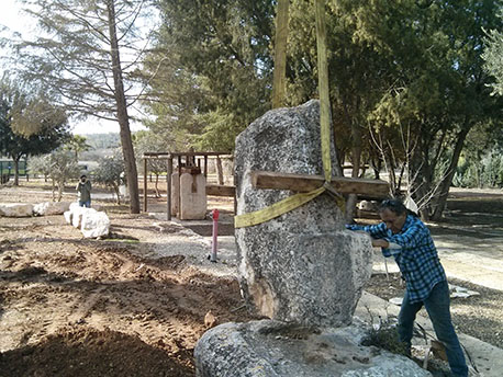 אחת מאבני המיל שהועברו מוצבת בגבעת ישעיהו.  צילום: גידי בשן