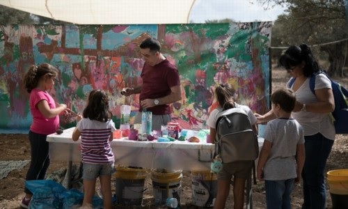 העבודה על ציור הקיר במסגרת אירועי המסיק.  צילום: לידר