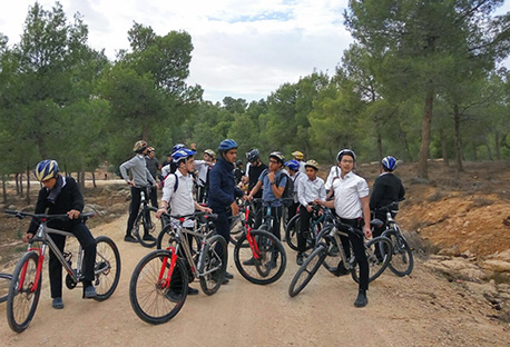 בני הנוער ברכיבת אופניים בשטח.