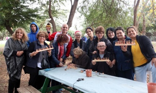 המשתתפים מכינים חנוכיות במסגרת פעילות היצירה בפארק .  צילום לילך וייס