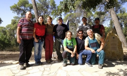 היערנים המתנדבים מצ'כיה ומארחיהם מקק"ל ביער מסריק.  צילום: לילך וייס