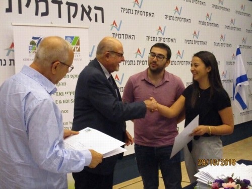 נציגי קק"ל בישראל ובצרפת מעניקים את המלגות לסטודנטים העולים. צילום: קק"ל