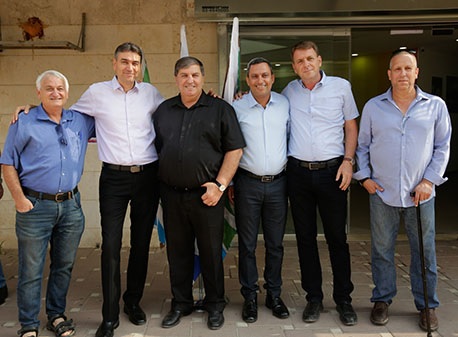יו"ר קק"ל דניאל עטר (שלישי משמאל) עם ראשי רשויות בדרום. צילום: יהודה פרץ, ארכיון הצילומים של קק"ל