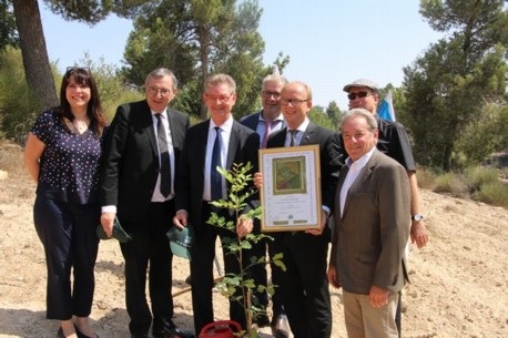קופר ופמלייתו עם תעודת ההוקרה מקק"ל. צילום: ארכיון הצילומים של קק"ל