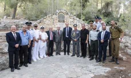 משתתפי טקס הזיכרון לגנרל אוחיגינס ביער אשתאול. צילום: דניס צין