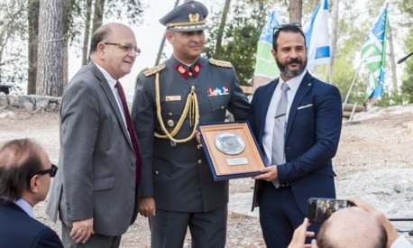 הנספח הצבאי קולונל פינו מעניק תעודת הוקרה לארנן פלמן ולאריאל גולדגביכט מקק"ל. צילום: דניס צין