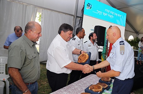 יו"ר קק"ל דניאל עטר מעניק אות הוקרה לאחד ממשתתפי המלחמה בשריפות.  צילום: איציק לוגסי, קק"ל