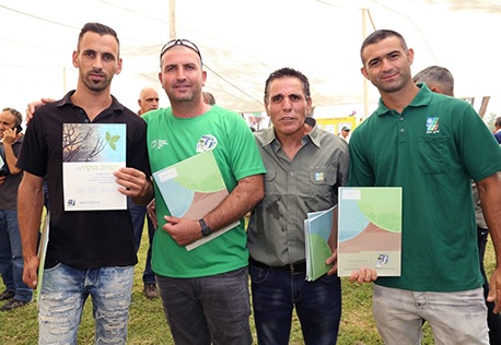 לוחמי האש של קק"ל עם תעודות הוקרה על פעילותם למען כיבוי השריפות.  צילום: איציק לוגסי, קק"ל