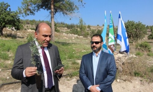 מושל מחוז טוקמן שבארגטינה קורא את תפילת הנוטעים בטקס הנטיעות.  צילום: קק"ל