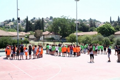 חניכי כפר הילדים כרמיאל ובני נהוער בבריטניה בפעילות של קק"ל. צילום: לילך וייס