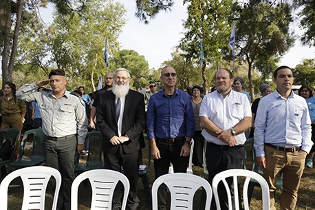 סגן שר הביטחון הרב בן דהן (שני משמאל) ומשתתפי האירוע בפארק הירקון. צילום: חיים ורסנו, ארכיון הצילומים של קק"ל