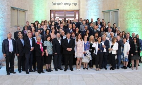 משתתפי כנס הנשיאים עם יו"ר קק"ל דניאל עטר וסגן היו"ר שלמה דרעי בפתח הלשכה הראשית של קק"ל בירושלים.  צילום: יואב דביר