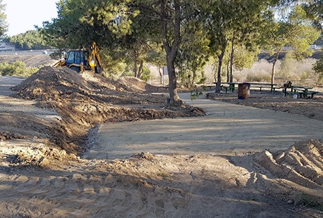 טרקטור קק"ל בעבודות הכשרת השביל.  צילום: דוברות קק"ל