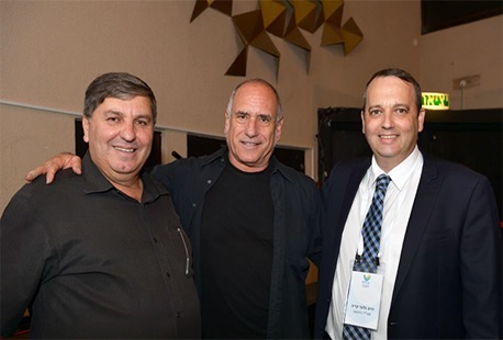 מימין לשמאל: מנכ"ל התנועה ליהדות מתקדמת בישראל הרב גלעד קריב, הזמר דויד ברוזה 