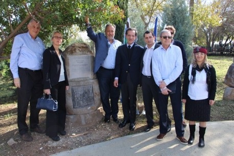 משתתפי טקס הקדשת החורשה ליד שלט ההקדשה.  צילום: יואב דביר