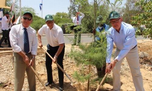 חברי הבונדסטאג נוטעים עצים בקיבוץ סופה.  צילום: יואב דביר