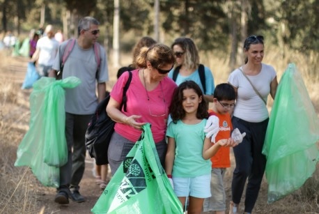 בני המשפחה מנקים בתל חדיד. צילום באדיבות משפחת תדהר