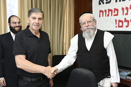 יו"ר קק"ל דניאל עטר והרב אלימלך פירר בפגישה במטה "עזרה למרפא". צילום: חורחה נובומינסקי, ארכיון הצילומים של קק"ל