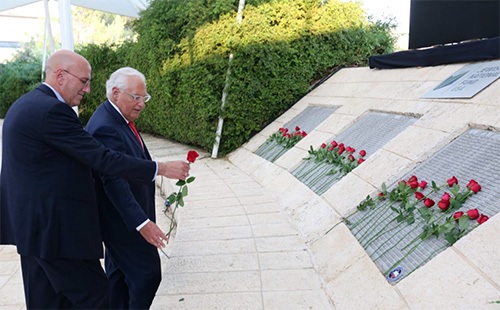 שגריר ארה"ב (מימין) מניח פרח באנדרטת התאומים בטקס   צילום: יוסי זמיר, ארכיון הצילומים של קק"ל