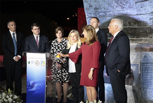 משתתפי טקס הדלקת אלומות האור באנדרטת התאומים. צילום: חיים ורסנו, ארכיון הצילומים של קק"ל