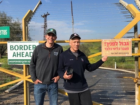 מימין לשמאל: ג'ון אלפרט וד"ר דורון מרקל סמוך לגדר הגבול ליד קיבוץ גשר. צילום באדיבות ג'ון אלפרט
