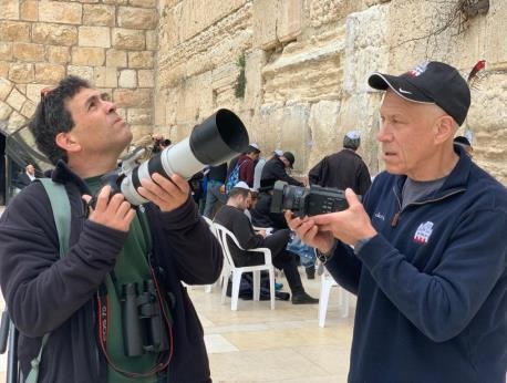 אלפרט וירון צ'רקה בכותל המערבי. צילום באדיבות ג'ון אלפרט