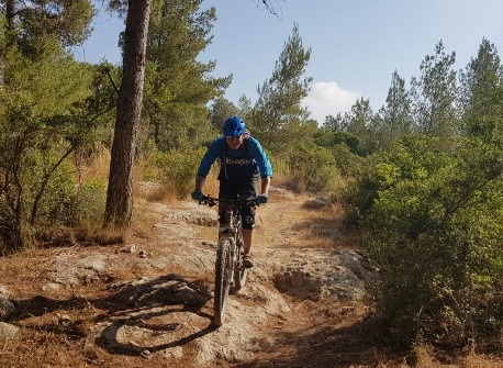 רוכב באירוע חנוכת סינגל משואה. צילום: נטע מזרחי, רכזת קהילה ויער חוף-שפלה קק״ל