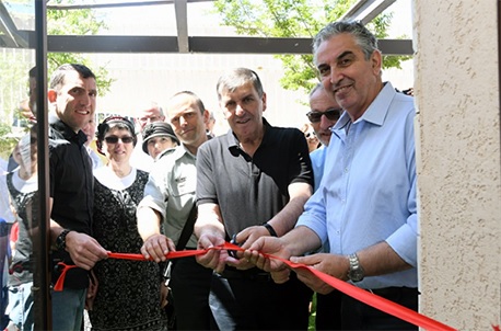 יו"ר קק"ל ומשפחת בנג'י בחנוכת האגף חדש.  צילום: יוסי זליגר, ארכיון הצילומים של קק"ל