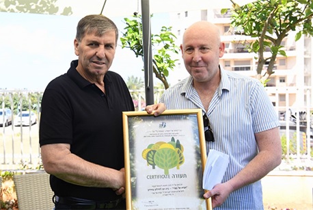 יו"ר קק"ל דניאל עטר (משמאל) מעניק תעודת הוקרה ליו"ר עמותת הבית של בנג'י שאול רורקה.  צילם: יוסי זליגר, ארכיון הצילומים של קק"ל