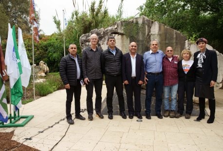 משתתפי טקס חנוכת הדרך המשודרגת לאנדרטת אסון המסוקים. צילום: סוכנות ג'יני, ארכיון הצילומים של קק"ל