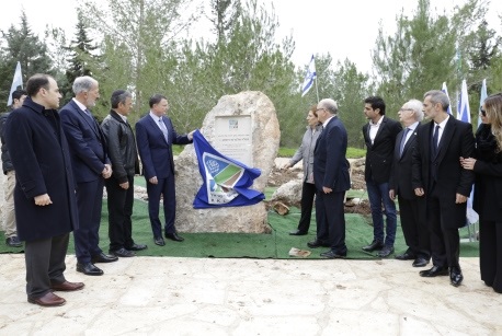 הסרת הלוט מגלעד הזיכרון לניסמן. צילום: חיים ורסנו, ארכיון הצילומים של קק"ל