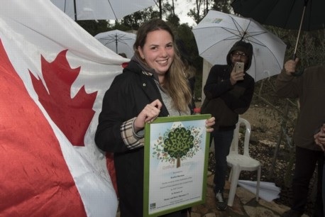 קיילן שרמן בטקס הקדשת החורשה לזכר הוריה.  צילום: דניס צין