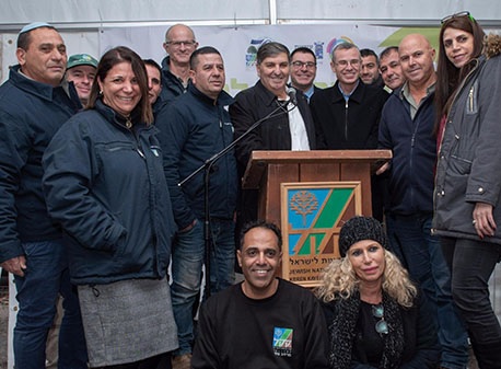 שר התיירות יריב לוין ויו"ר קק"ל דניאל עטר עם עובדי מרחב צפון של קק"ל.  צילום: סוכנות ג'יני, ארכיון הצילומים של קק"ל