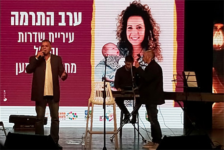 זכי צברי מופיע באירוע ההתרמה למען סלעית וייץ. צילום: איציק פלצ'י, קק"ל